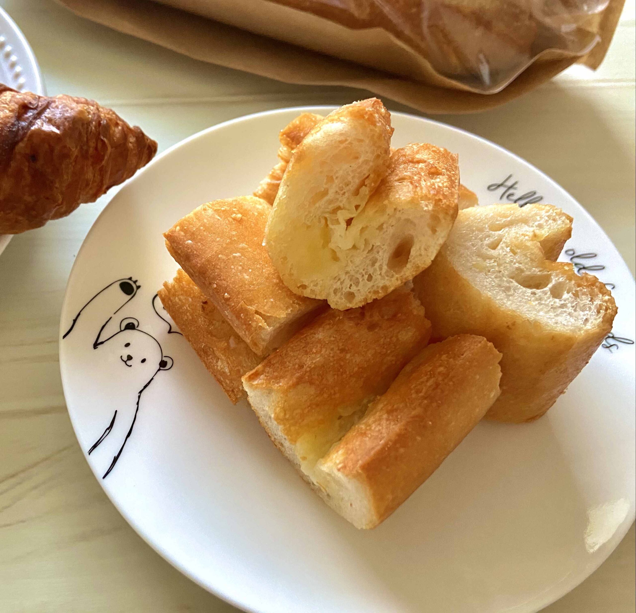 バターたっぷりのフランスパン最高　AUX BACCHANALES